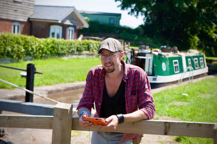 Robbie Cumming, Canal boat diaries with the Naughty Las in the background