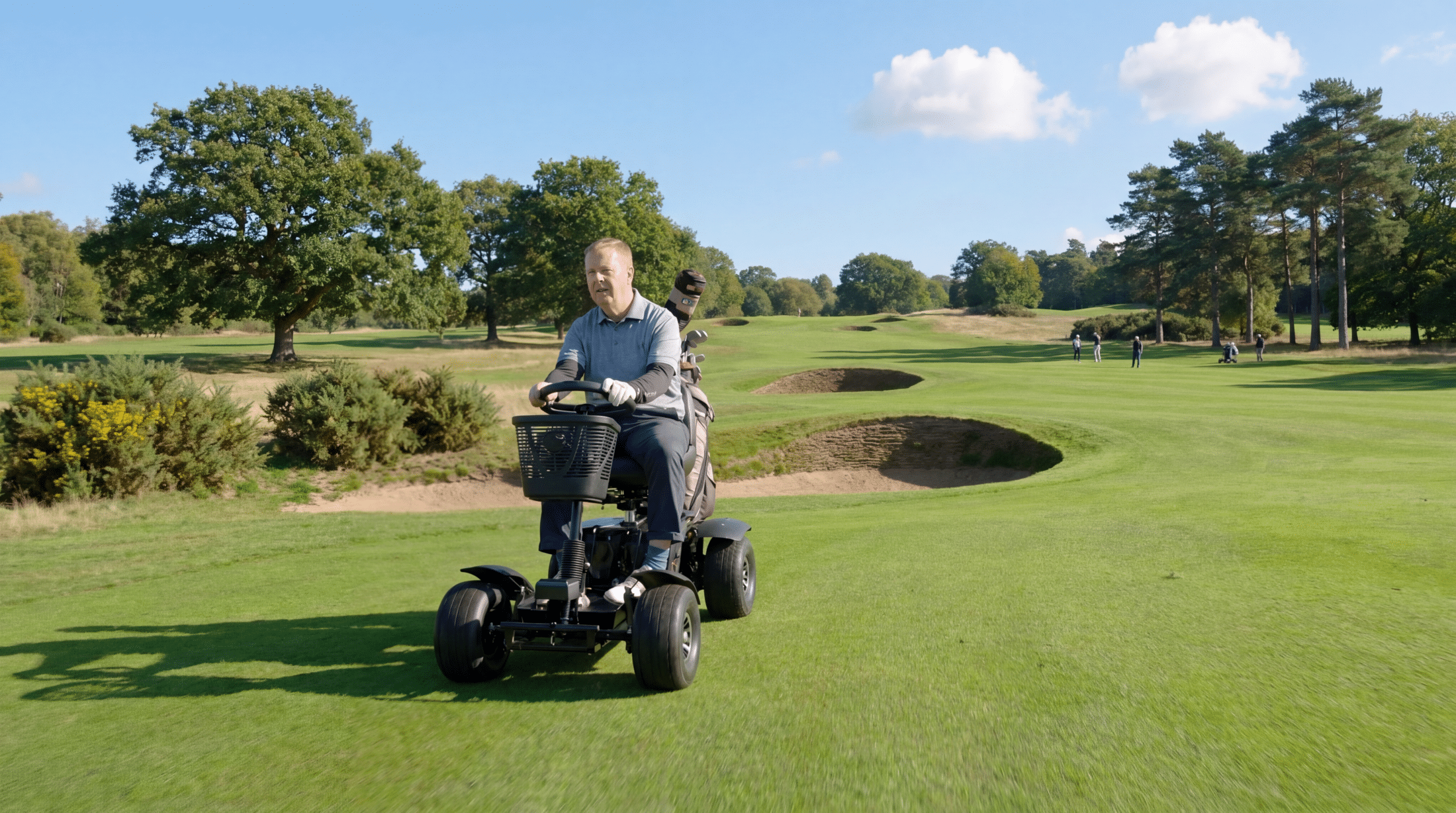 Monarch Mobility AI golf buggy lifestyle imagery